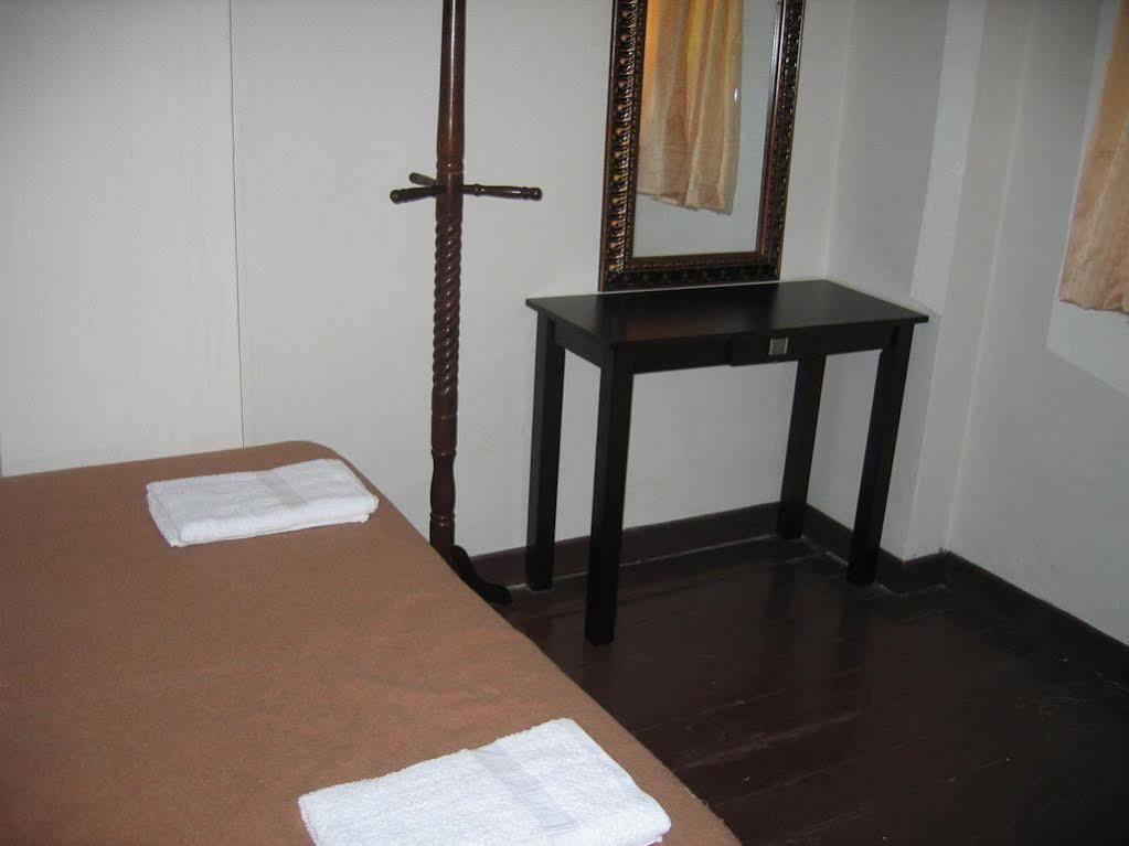 Travellers Hotel *